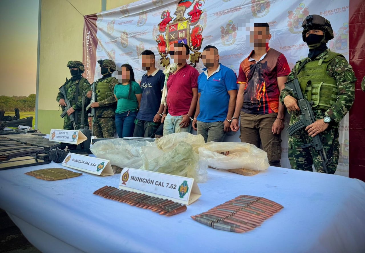 Los capturados y el armamento fueron dejados a disposición de la Fiscalía.