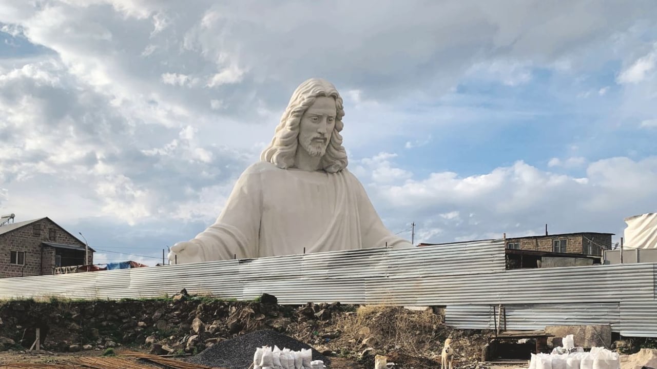 La imagen de Jesús más grande del mundo es la estatua que se construye en el monte Hatis, cerca de Ereván, Armenia.