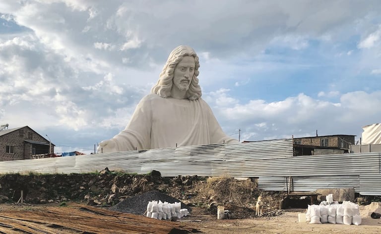 La imagen de Jesús más grande del mundo es la estatua que se construye en el monte Hatis, cerca de Ereván, Armenia.