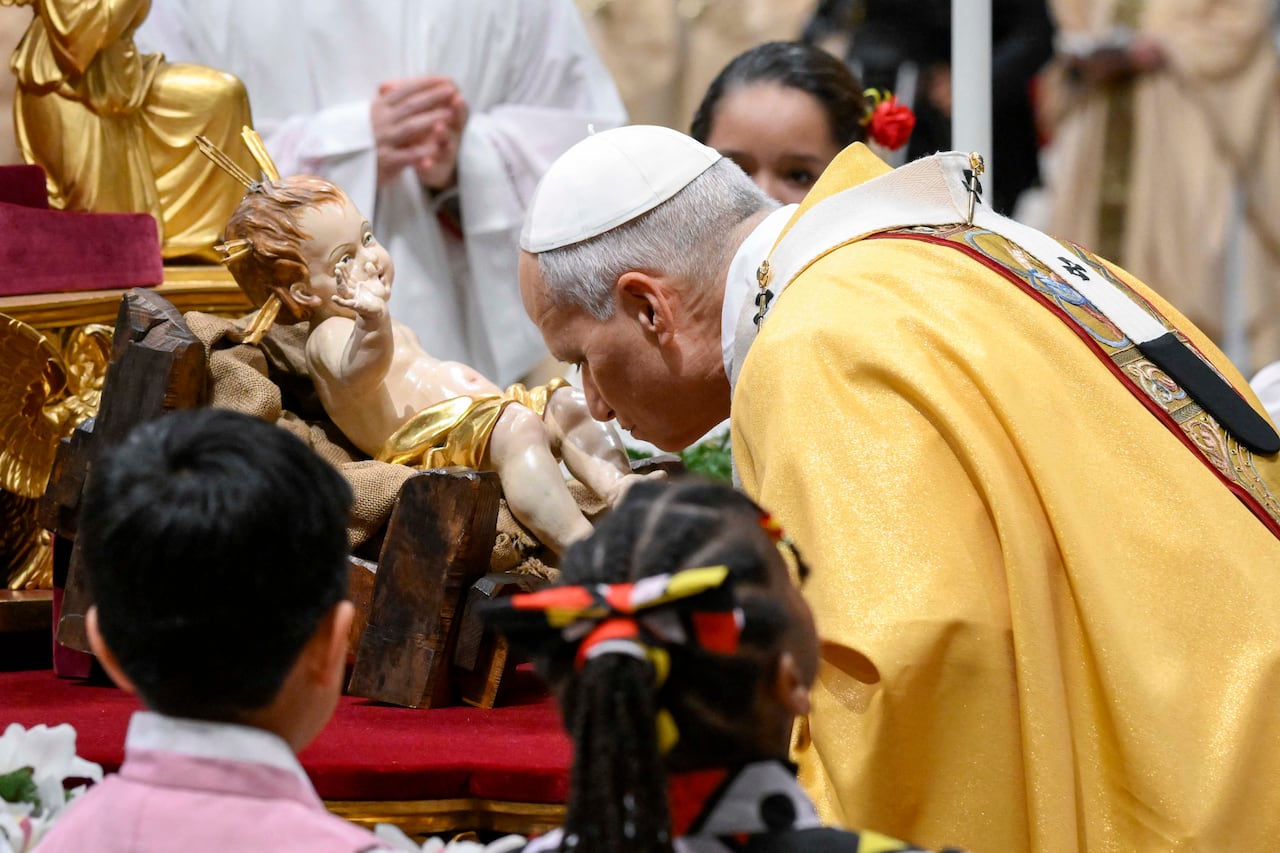 Papa León XIV besando la estatua del Niño Jesús al final de la misa de Nochebuena en la Basílica de San Pedro en el Vaticano