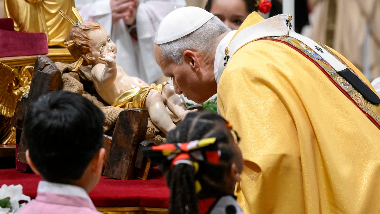 Papa León XIV besando la estatua del Niño Jesús al final de la misa de Nochebuena en la Basílica de San Pedro en el Vaticano