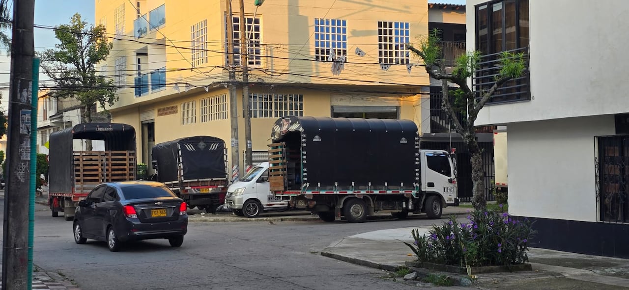 Comunidad solicita medidas para evitar que los vehículos de carga continúen obstaculizando la vía.