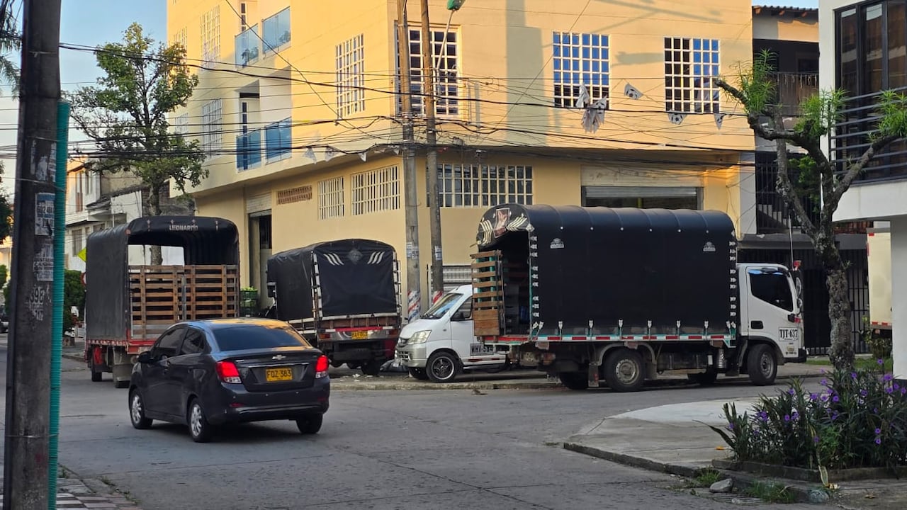 Comunidad solicita medidas para evitar que los vehículos de carga continúen obstaculizando la vía.