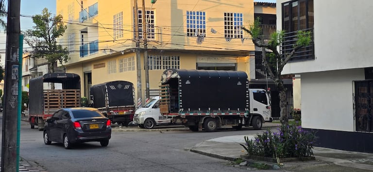 Comunidad solicita medidas para evitar que los vehículos de carga continúen obstaculizando la vía.