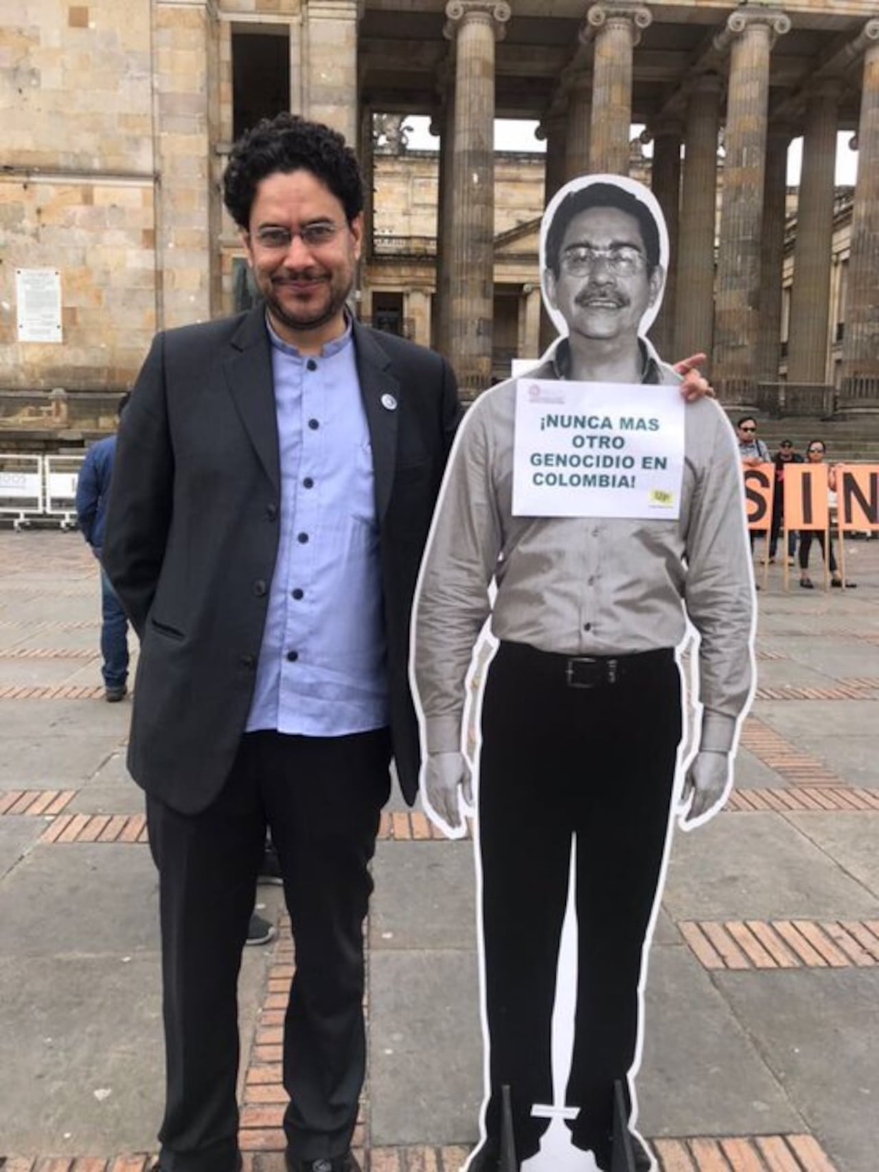 Iván Cepeda junto a una figura que tiene la foto de su padre, el fallecido senador de la República Manuel Cepeda.