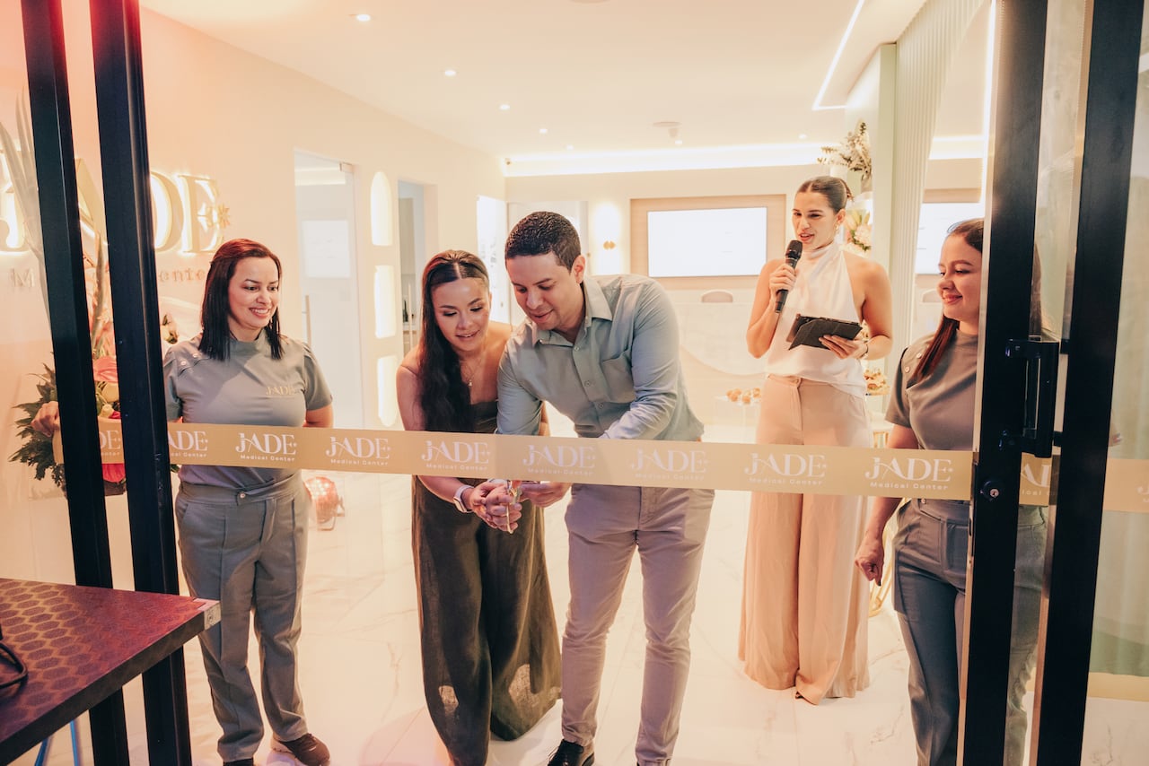 Los cofundadores y personal médico cortan la cinta de apertura durante la inauguración del centro médico, ubicado en la Cr 100 #14-40.