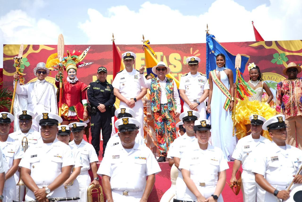 Sobre la avenida avanzaron más de 10.000 participantes, entre comparsas históricas y grupos de baile.