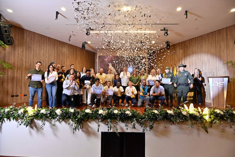 En el auditorio Bernardo Garcés Córdoba de la CVC, en Cali, se realizó la gala del Halcón de Oro 2025, donde ocho iniciativas ambientales fueron reconocidas por su aporte a la sostenibilidad del Valle del Cauca.