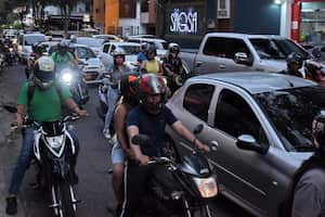 En el Barrio El Peñón es costumbre ver carros mal parqueados que generan trancones y molestias entre los transeúntes, además las canchas sintéticas se han vuelto un dolor de cabeza para los vecinos, debido al intenso ruido a altas horas de la noche.