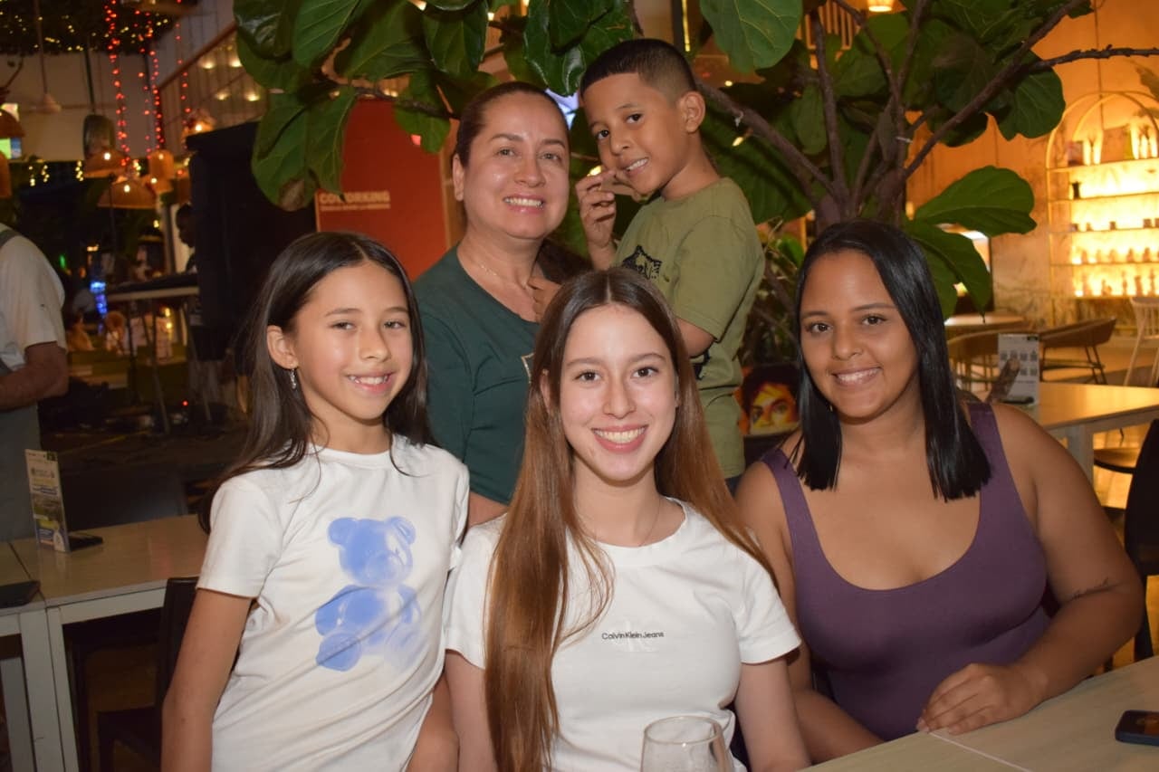Luciana Velandia, Laura Isabel Espinosa, Angie Rodallega, Niller Alzate y Gabriel Alzate.