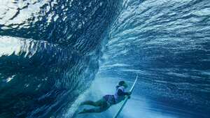 Brisa Hennessy, de Costa Rica, se lanza en picado sobre una ola en la final por la medalla de bronce de surf femenino de la competencia de este deporte, en los Juegos Olímpicos de Verano de 2024, el lunes 5 de agosto de 2024.