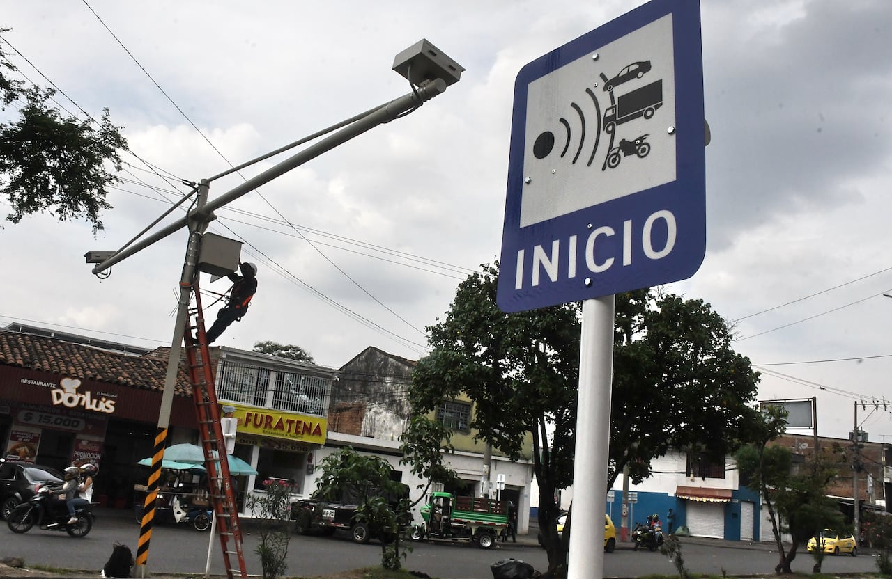 Cali: Instalación de nuevas cámaras de fotomultas en las diferentes vías de la ciudad. Foto José L. Guzmán