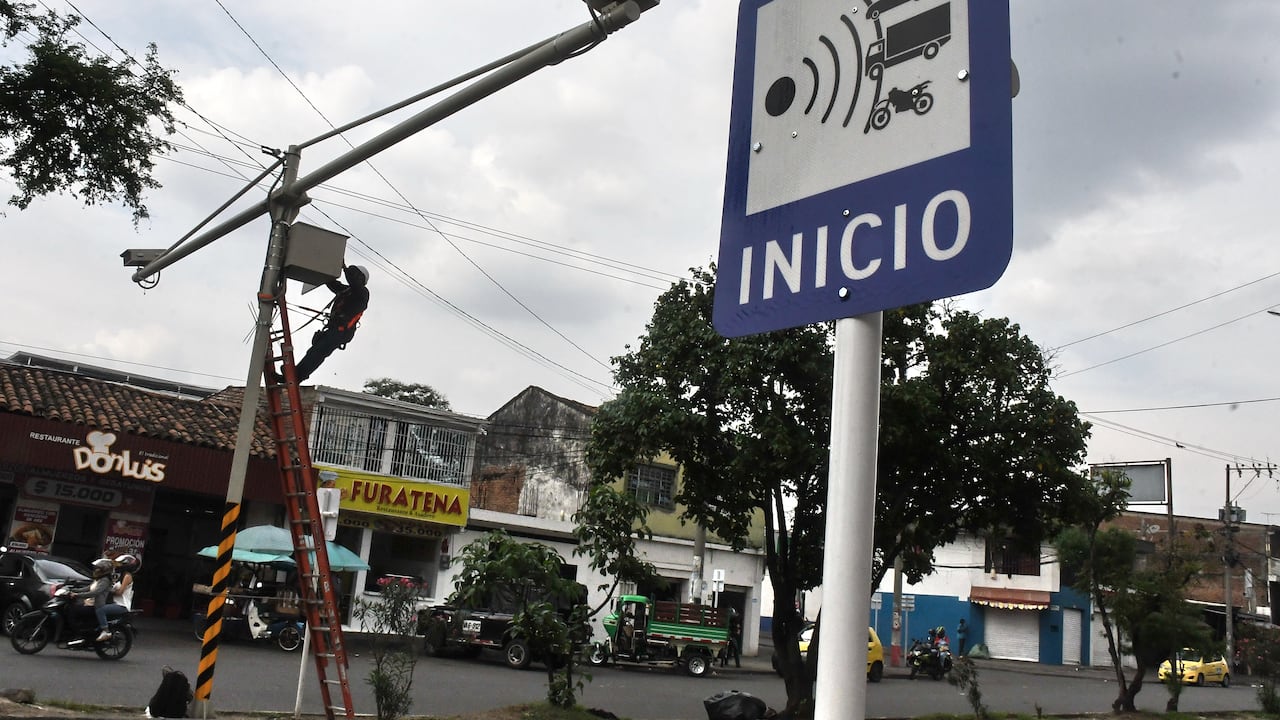 Cali: Instalación de nuevas cámaras de fotomultas en las diferentes vías de la ciudad. Foto José L. Guzmán