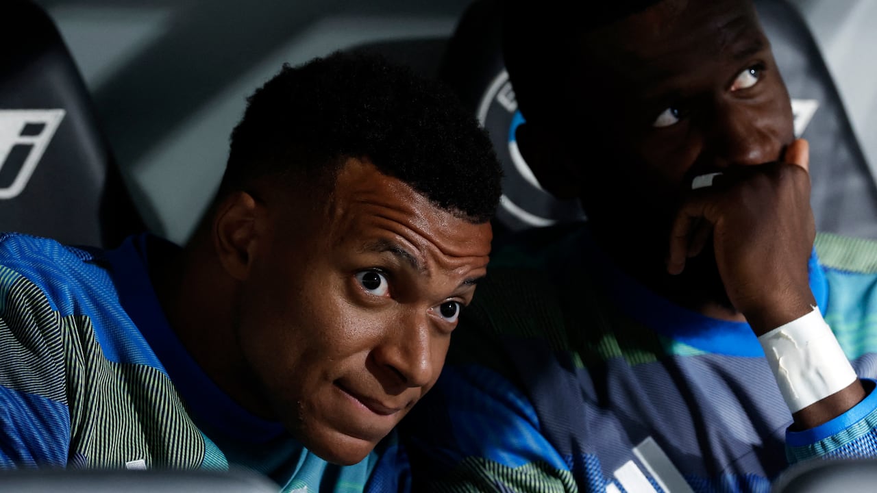 El delantero francés del Real Madrid, Kylian Mbappé (izq.), y el defensa alemán del Real Madrid, Antonio Rüdiger, aparecen en el banquillo antes del partido de la liga española entre el Real Madrid CF y el Real Oviedo en el estadio Santiago Bernabéu de Madrid, el 14 de mayo de 2026. (Foto de Oscar del Pozo / AFP)