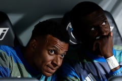 El delantero francés del Real Madrid, Kylian Mbappé (izq.), y el defensa alemán del Real Madrid, Antonio Rüdiger, aparecen en el banquillo antes del partido de la liga española entre el Real Madrid CF y el Real Oviedo en el estadio Santiago Bernabéu de Madrid, el 14 de mayo de 2026. (Foto de Oscar del Pozo / AFP)
