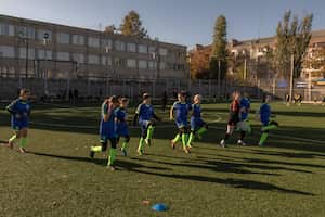 Las jugadoras de "Krystal Kherson", el equipo de fútbol femenino de Kherson, calientan durante un torneo de fútbol dedicado al primer año de la liberación de Khers on, en la ciudad sureña de Mykolaiv, el 10 de noviembre de 2023, en medio de la invasión rusa de Ucrania. (Foto de Román PILIPEY / AFP)