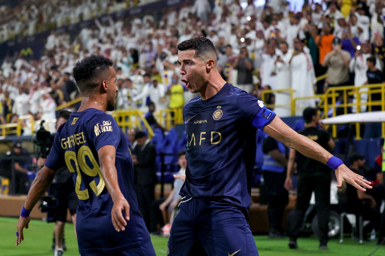 El delantero portugués de Nassr #07 Cristiano Ronaldo (R) celebra su segundo gol durante el partido de fútbol de la Saudi Pro League entre Al-Nassr y Al-Shabab en el estadio Al-Awal Park de Riad el 29 de agosto de 2023. (Foto de Fayez Nureldine / AFP)