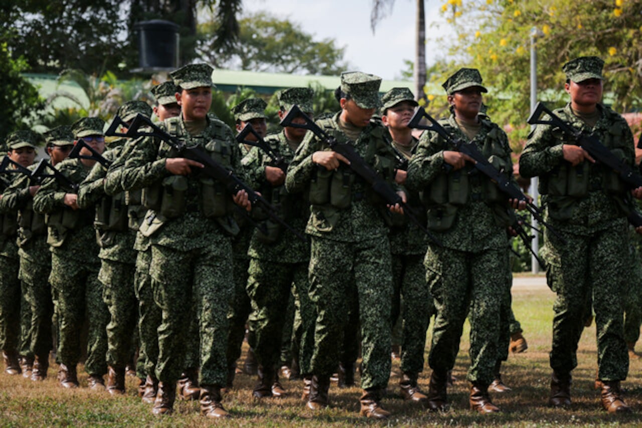 En la Base de Entrenamiento de Infantería de Marina en Coveñas, Sucre, un destacamento de 60 mujeres del pelotón de infantería marcó un hito al realizar por primera vez en la historia de la Armada Nacional de Colombia el solemne juramento a la bandera. (Colprensa - Mariano Vimos)