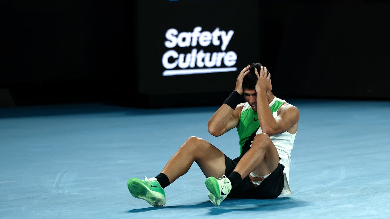 El español Carlos Alcaraz celebra tras vencer al serbio Novak Djokovic.