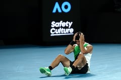 El español Carlos Alcaraz celebra tras vencer al serbio Novak Djokovic.