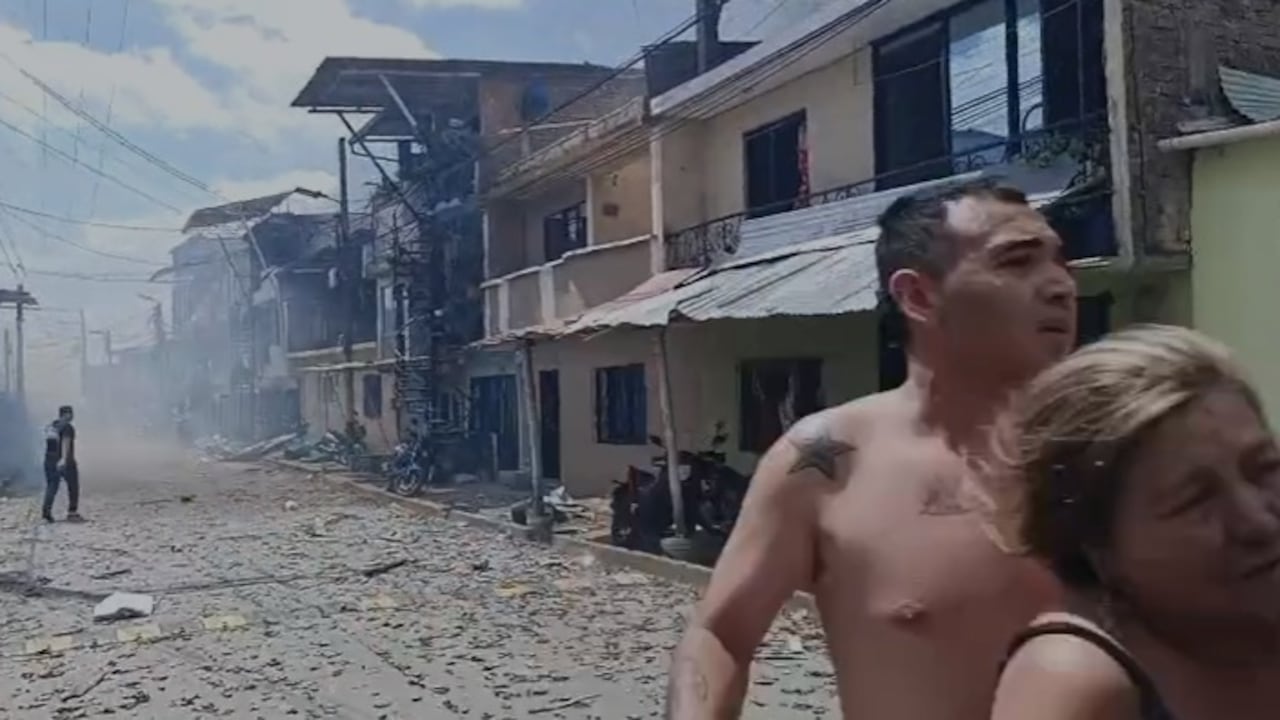 El estallido generó momentos de pánico entre los habitantes del sector, quienes alertaron a los organismos de emergencia tras escuchar la fuerte detonación. En pocos minutos llegaron unidades de la Policía Nacional, el Cuerpo de Bomberos y personal de apoyo para atender a las víctimas y controlar la situación.