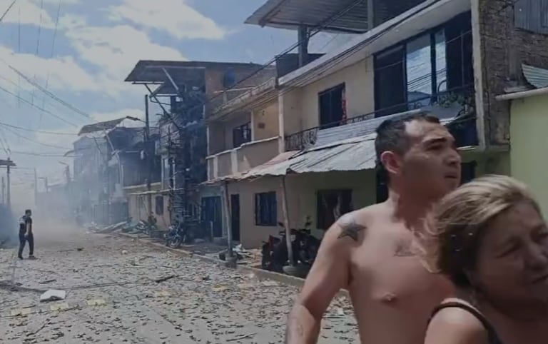 El estallido generó momentos de pánico entre los habitantes del sector, quienes alertaron a los organismos de emergencia tras escuchar la fuerte detonación. En pocos minutos llegaron unidades de la Policía Nacional, el Cuerpo de Bomberos y personal de apoyo para atender a las víctimas y controlar la situación.