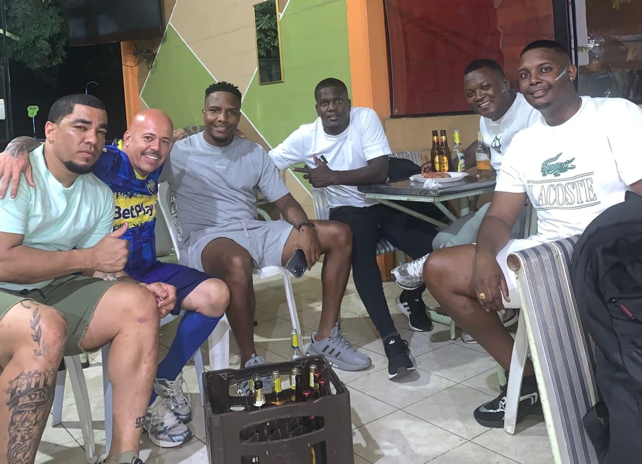 Destacadas figuras del balonpié regional y nacional acompañaron a los Amigos de Lulo en su tradicional encuentro de fin de año.