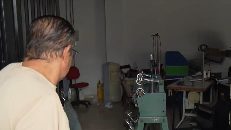 Mientras ayudaba a damnificados del terremoto, un hombre sufrió el saqueo de su taller.