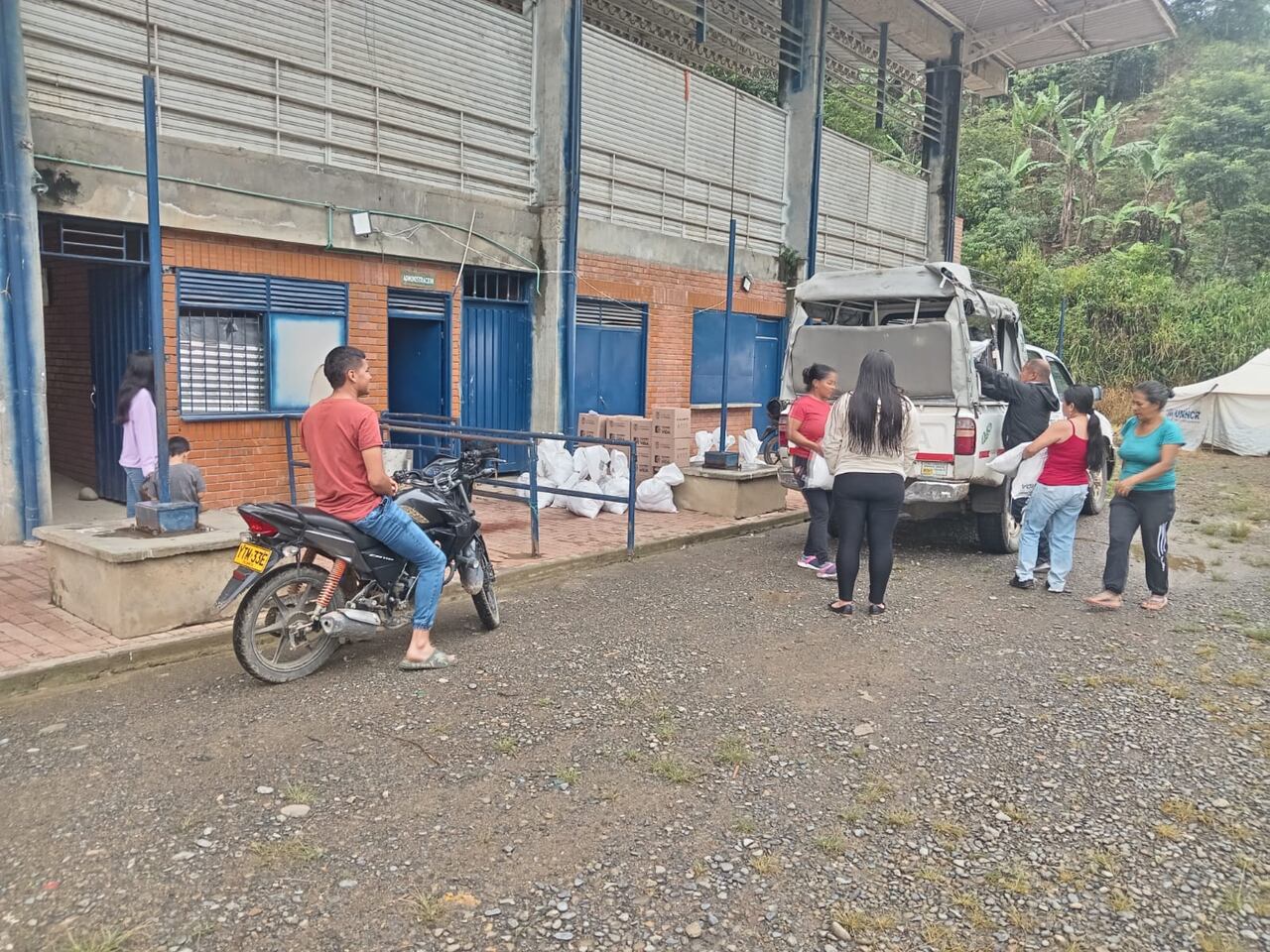 Cuando dichos kits son empleados en la atención de emergencias humanitarias, nuevamente se entregan en aras de mejorar la capacidad instalada del nivel local en la respuesta a situaciones asociadas al conflicto que requieren intervenciones de forma urgente.