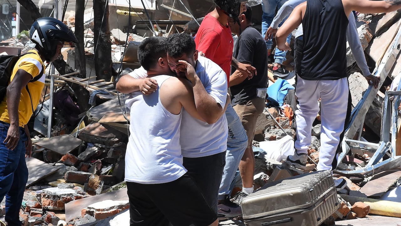 Durante y después de un sismo, las personas pueden sufrir duros efectos psicológicos. Los expertos recomiendan que se busque ayuda y apoyo en estos casos. Los duelos deben recibir acompañamiento de expertos.