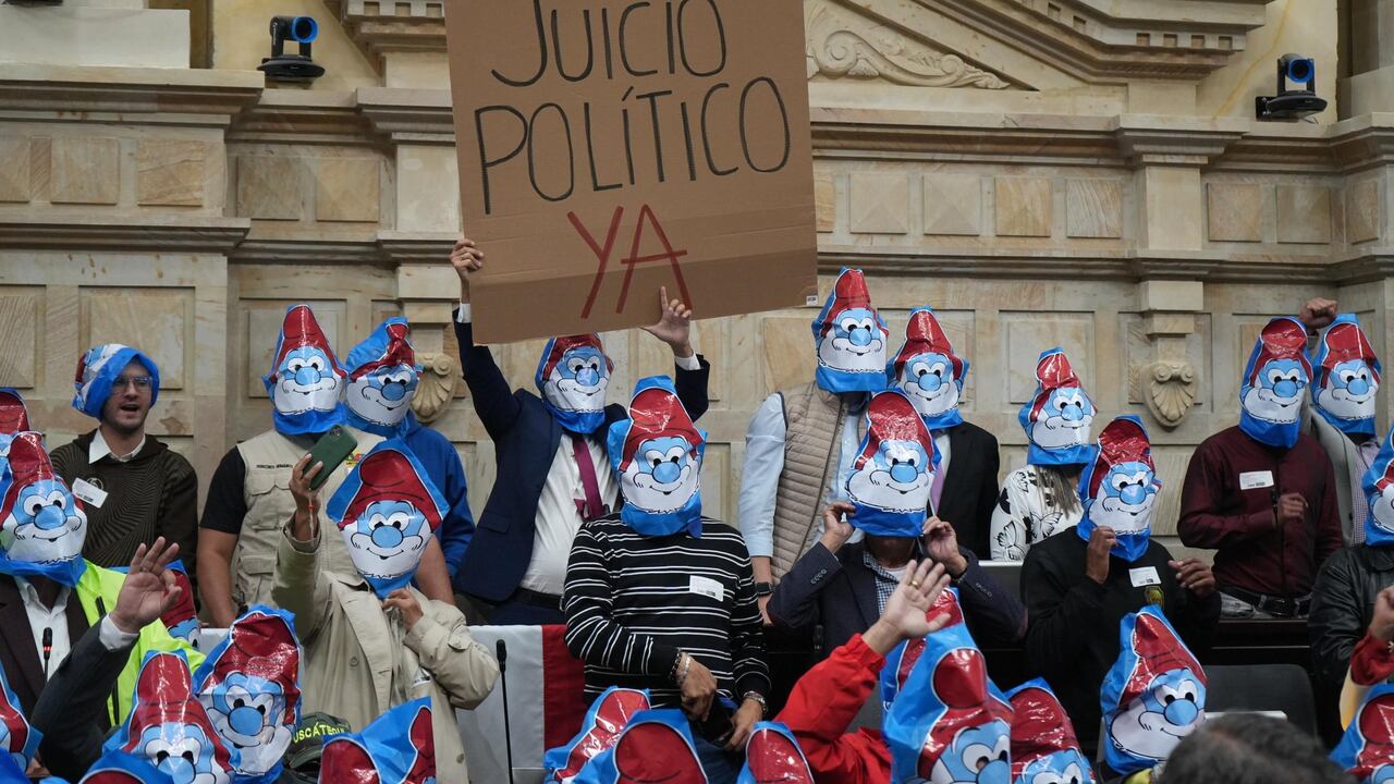 En la Audiencia Pública sobre el funcionamiento de las comisiones del Congreso, incluida la Comisión de Acusaciones de la Cámara, varias personas se pusieron máscaras de “Papás Pitufos”.