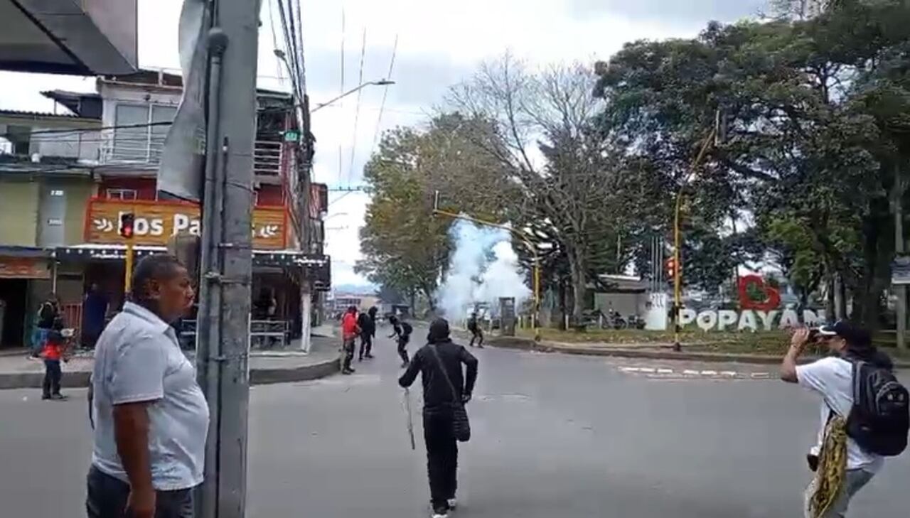 Los habitantes del barrio La Paz de la capital del Cauca se enfrentaron a los encapuchados sobre toda la vía de acceso al sector.