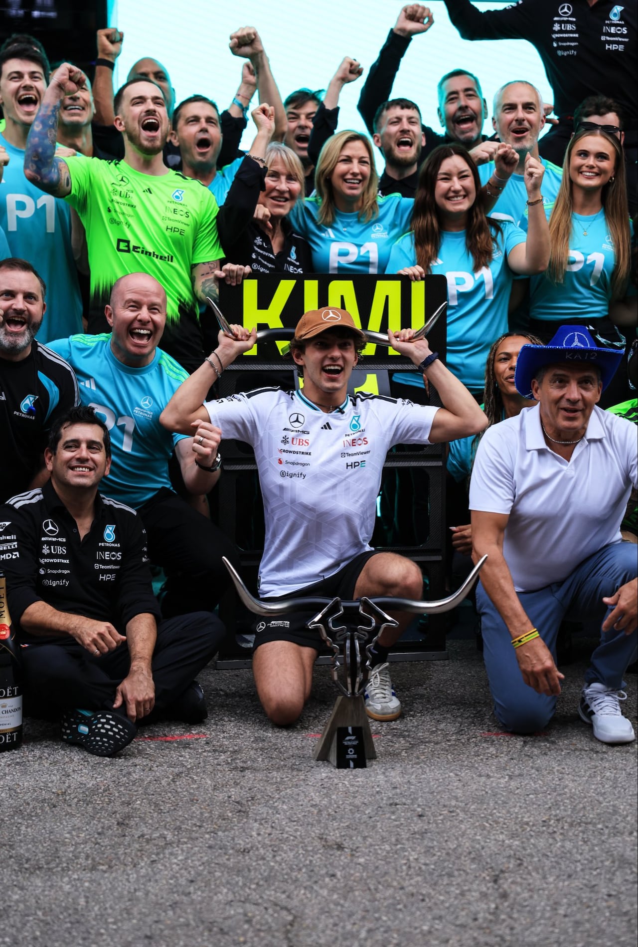 Kimi Antonelli celebra con su equipo la victoria en el Gran Premio de Estados Unidos 2026, en Austin.