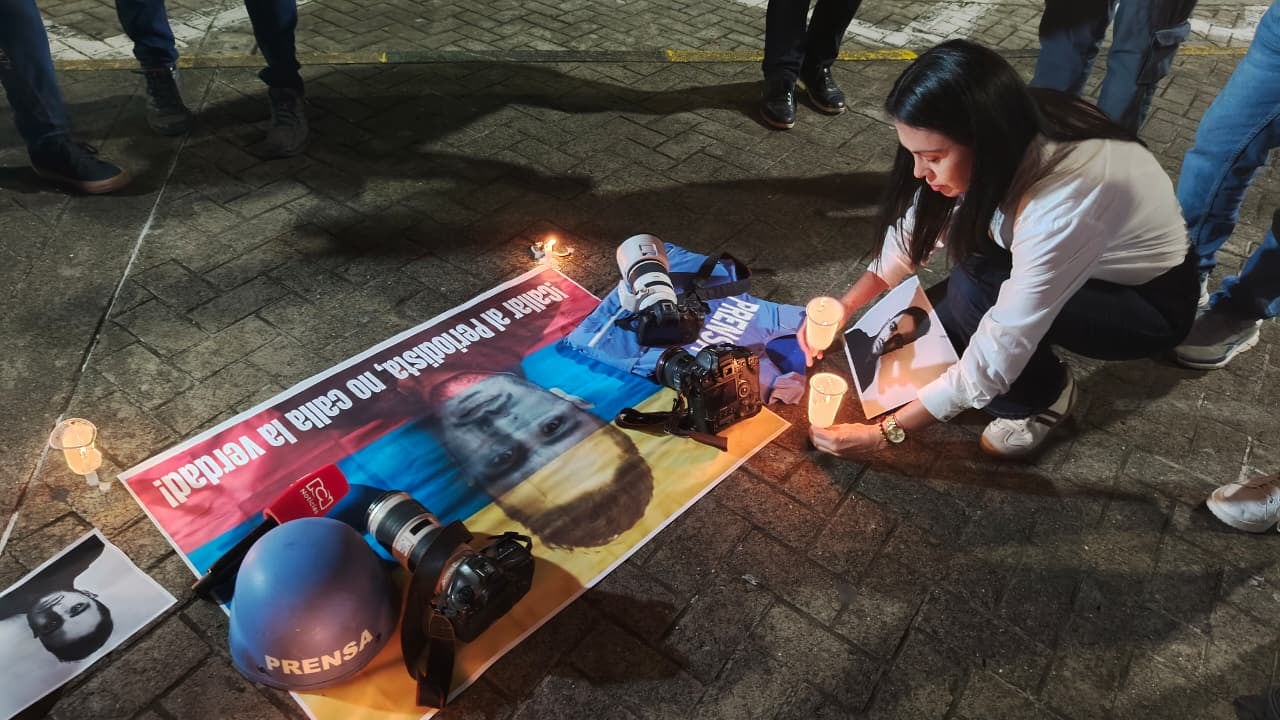 Reporteros gráficos, camarógrafos y periodistas de la ciudad de Cali pertenecientes al Círculo de Reporteros Gráficos del Valle del Cauca, Ciregráficos levantaron su voz durante un plantón en el Boulevard del río por el asesinato del periodista Mateo Pérez Rueda en Briceño Antioquía .