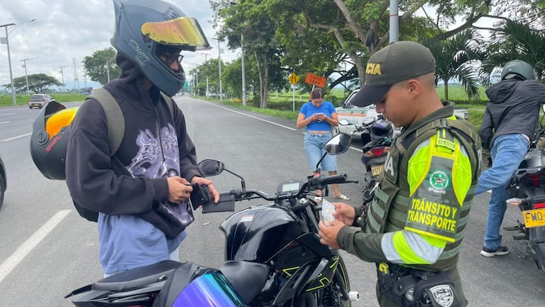 Más de 200 uniformados de la Policía de Tránsito acompañan la movilidad.