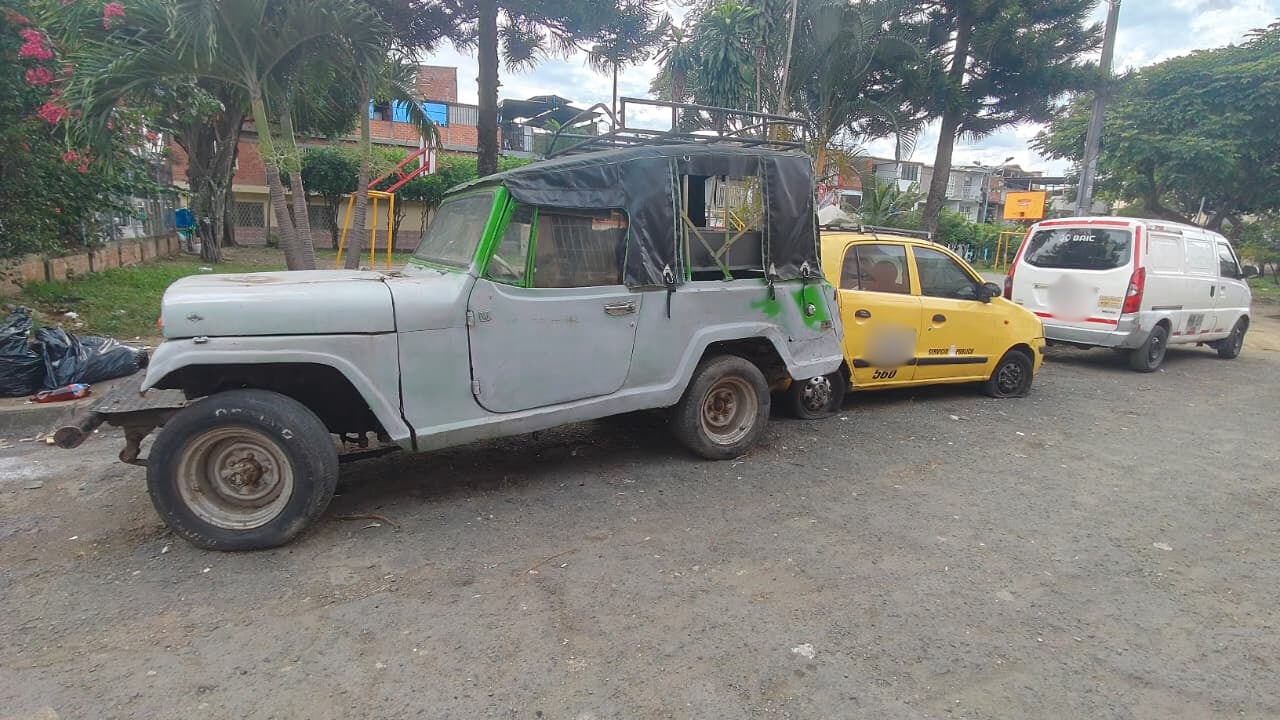 La presencia de los carros reduce el espacio disponible para la circulación en la Calle 56 con carrera 39 B, afectando la movilidad, según los testimonios.