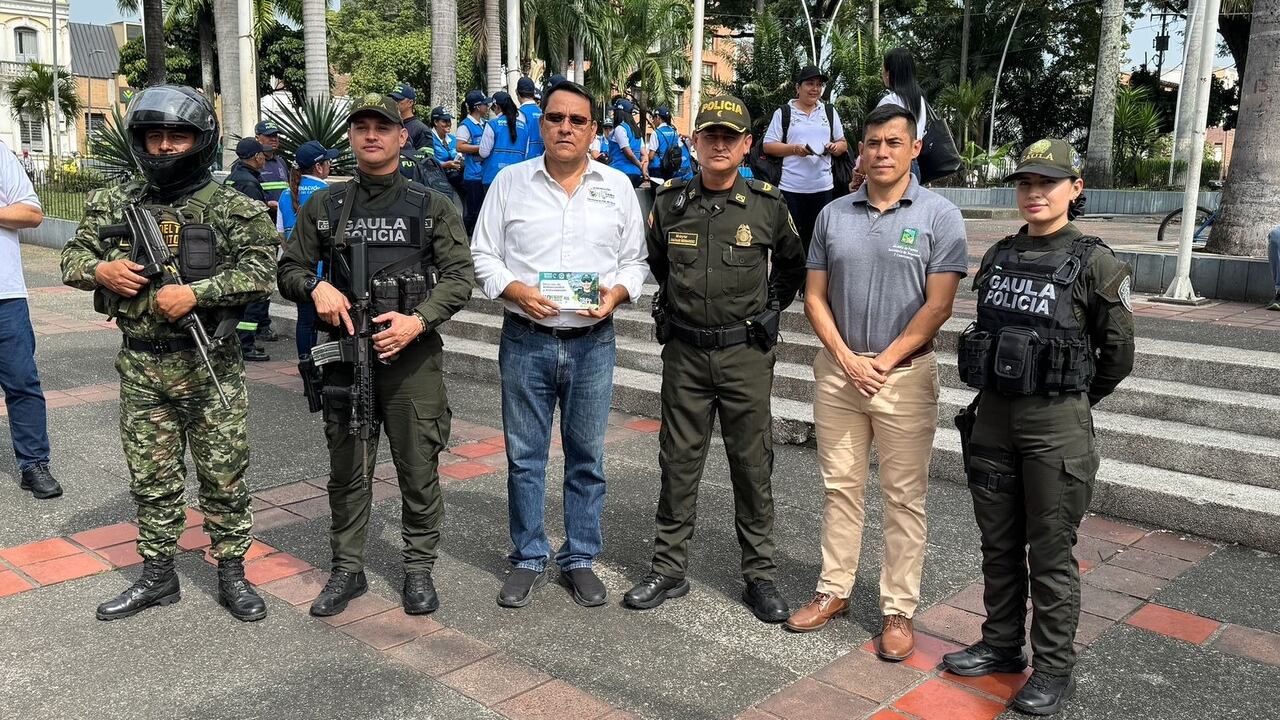 Las autoridades visitaron algunos establecimientos comerciales de la ciudad para invitar a los comerciantes a denunciar a la línea 165 del Gaula. Foto: Alcaldía de Palmira / El País.