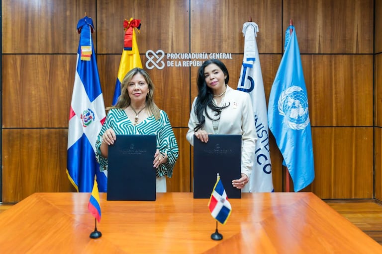 Fiscal general de la Nación en Colombia, Luz Adriana Camargo Garzón, y la procuradora general de República Dominicana, Yeni Berenice Reynoso