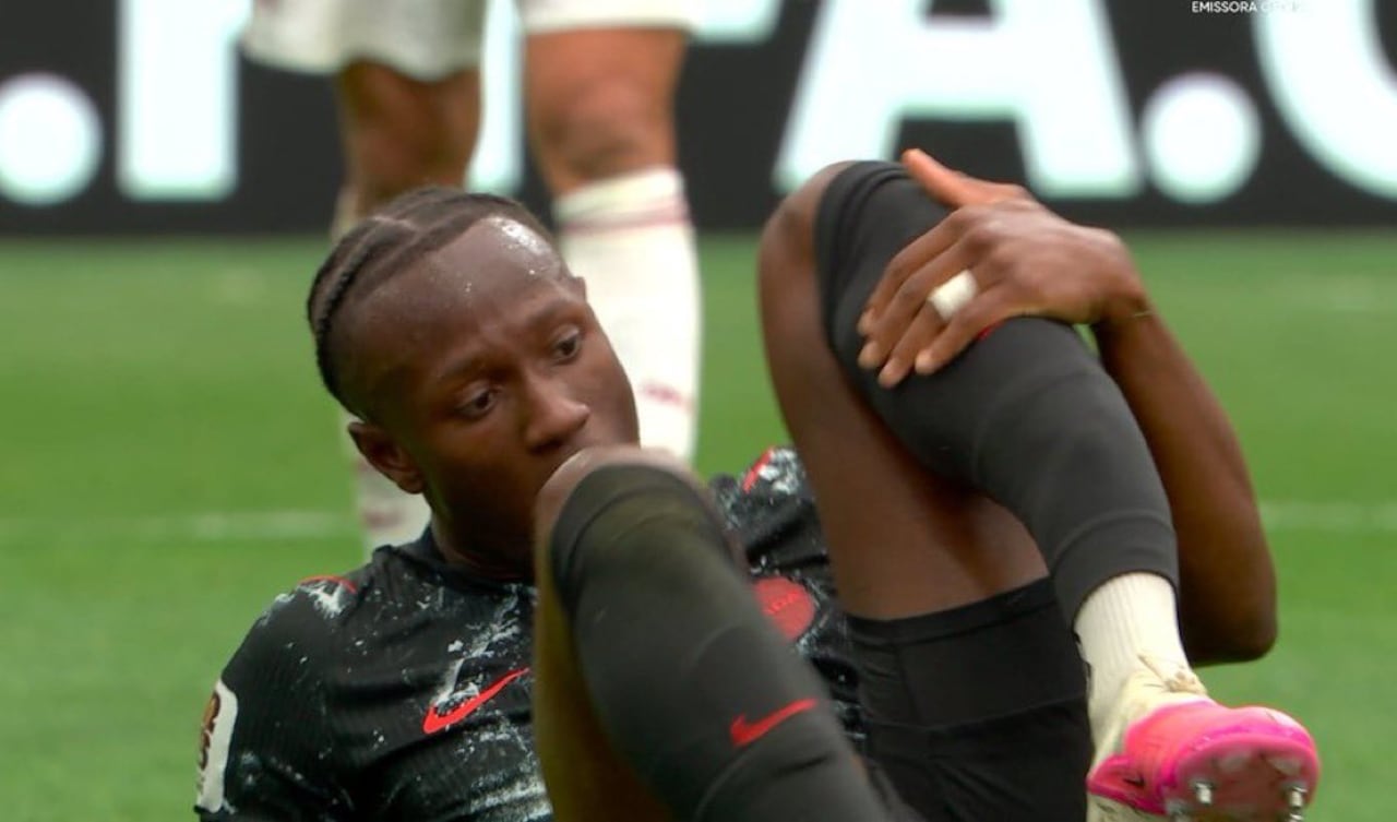 Ismaël Koné al momento de su lesión.