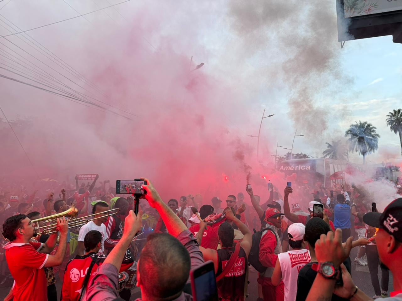 Recibimiento de los hinchas del América al bus del equipo profesional.