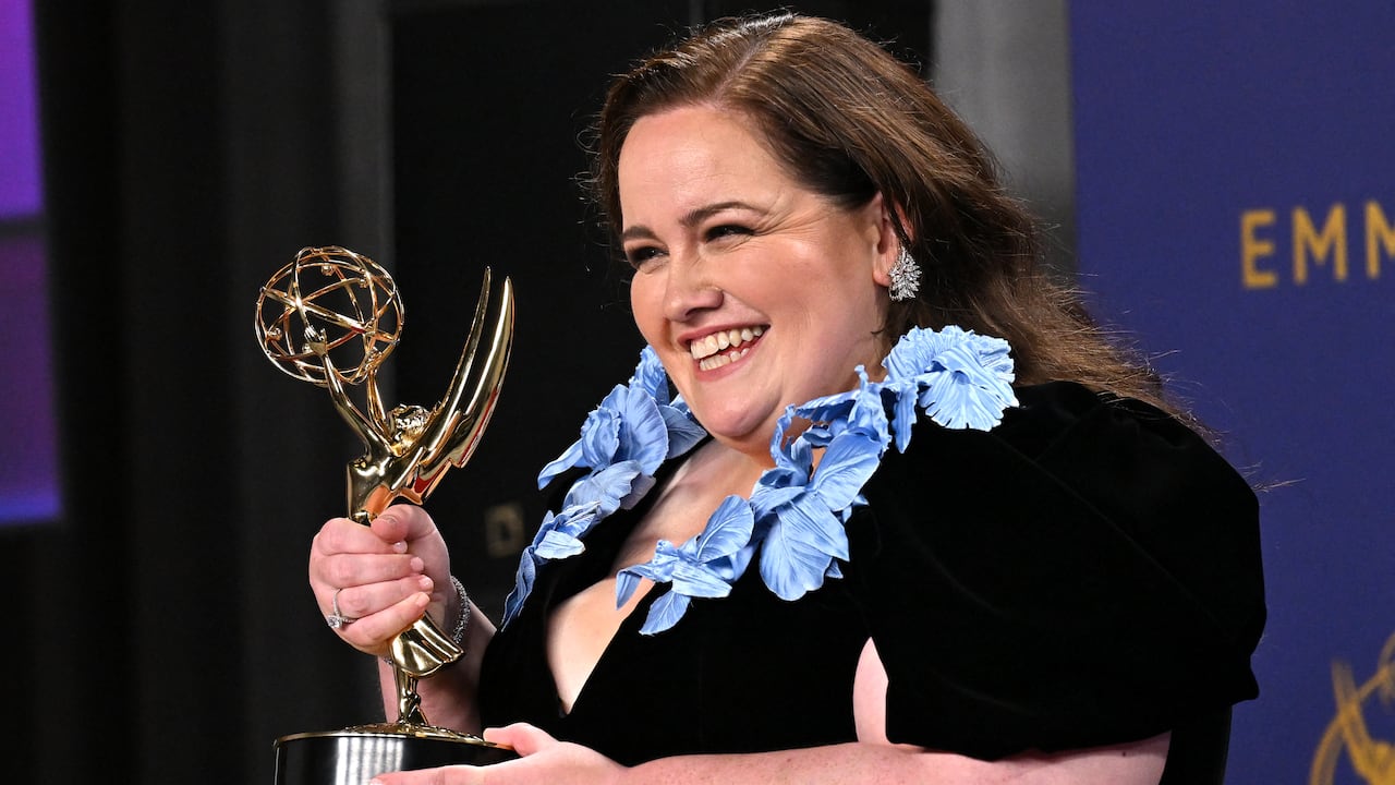 La actriz inglesa Jessica Gunning, ganadora del premio a Mejor Actriz de Reparto en una Serie o Película Limitada o de Antología por "Baby Reindeer", posa en la sala de prensa durante la 76a edición de los Premios Emmy en el Peacock Theatre de L.A. Live en Los Ángeles el 15 de septiembre de 2024.
Robyn Beck/AFP