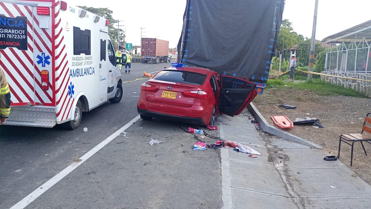 Los implicados fueron un automóvil Kia de color rojo y un tractocamión que se encontraba estacionado sobre la orilla de la carretera.