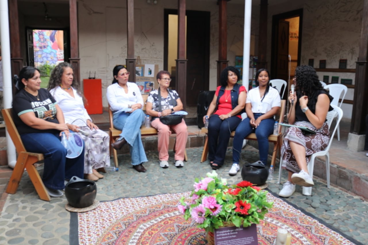 Las protagonistas de ‘Mujeres Tejiendo Memoria’ participaron en el lanzamiento del podcast, una iniciativa que reúne relatos de madres buscadoras, sobrevivientes de violencia sexual y lideresas del territorio ancestral de Mulaló