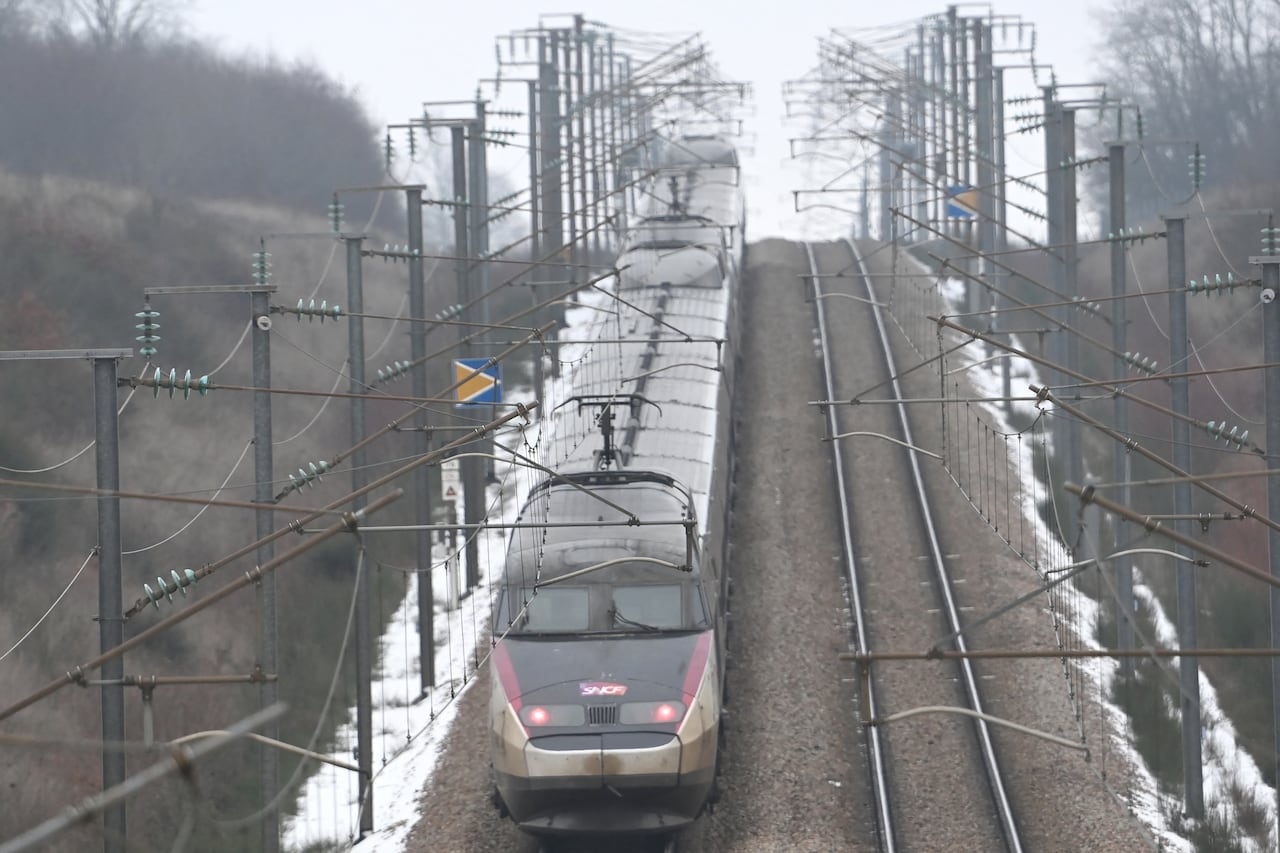 Un tren de alta velocidad TGV operado por la SNCF francesa circula a velocidad reducida por la línea LGV París-Burdeos cerca de Courtalain, en el centro de Francia, tras una fuerte nevada el 7 de enero de 2025.
