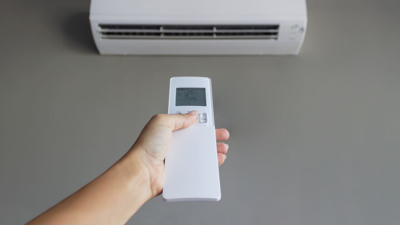 El aire acondicionado sirve para regular la temperatura de los espacios.