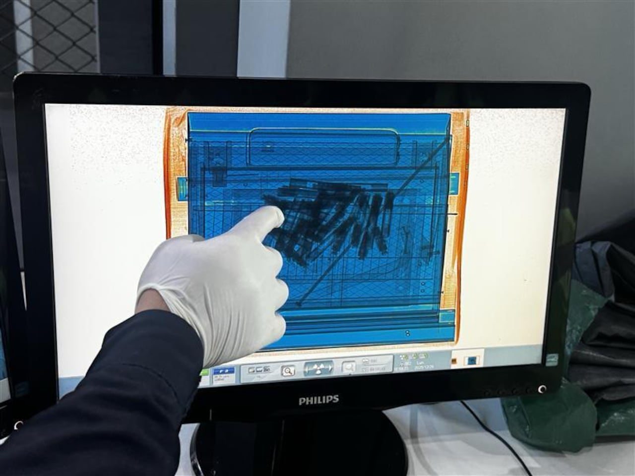 En un operativo la Dian y la Polfa incautaron armas que pretendían ser llevadas a Estados Unidos desde Cali, de manera ilegal.