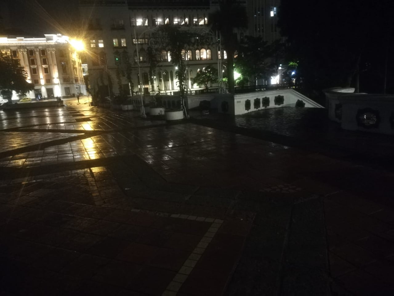 Ciudadanos señalan que, debido a la falta de iluminación, cruzar el Puente Ortiz después de las 7 p.m. puede resultar riesgoso para los peatones que transitan por el sector.