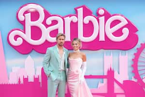 En esta imagen de archivo, Ryan Gosling (izquierda) y Margot Robbie posan para los fotógrafos a su llegada al estreno de la película "Barbie" en Londres, el 12 de julio de 2023. (Scott Garfitt/Invision/AP, archivo)