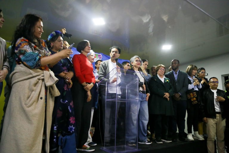 Bogotá. Octubre 26 de 2025. Ivan Cepeda celebra junto a sus simpatizantes, tras haber sido seleccionado como el candidato oficial del Pacto Histórico para las elecciones presidenciales del 2026.