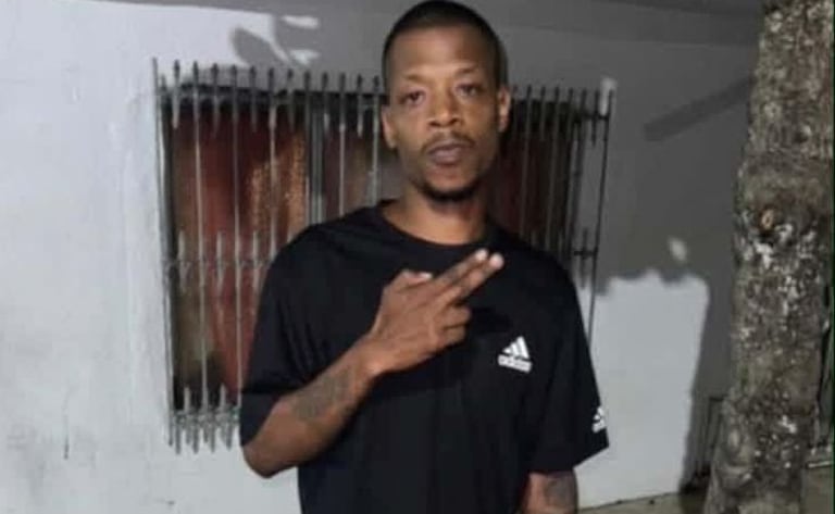 En la calle 16 con carrera 16 del barrio Luis A. Robles, investigadores de la Sijín recolectan evidencias tras el ataque sicarial que dejó un hombre muerto y otro herido.